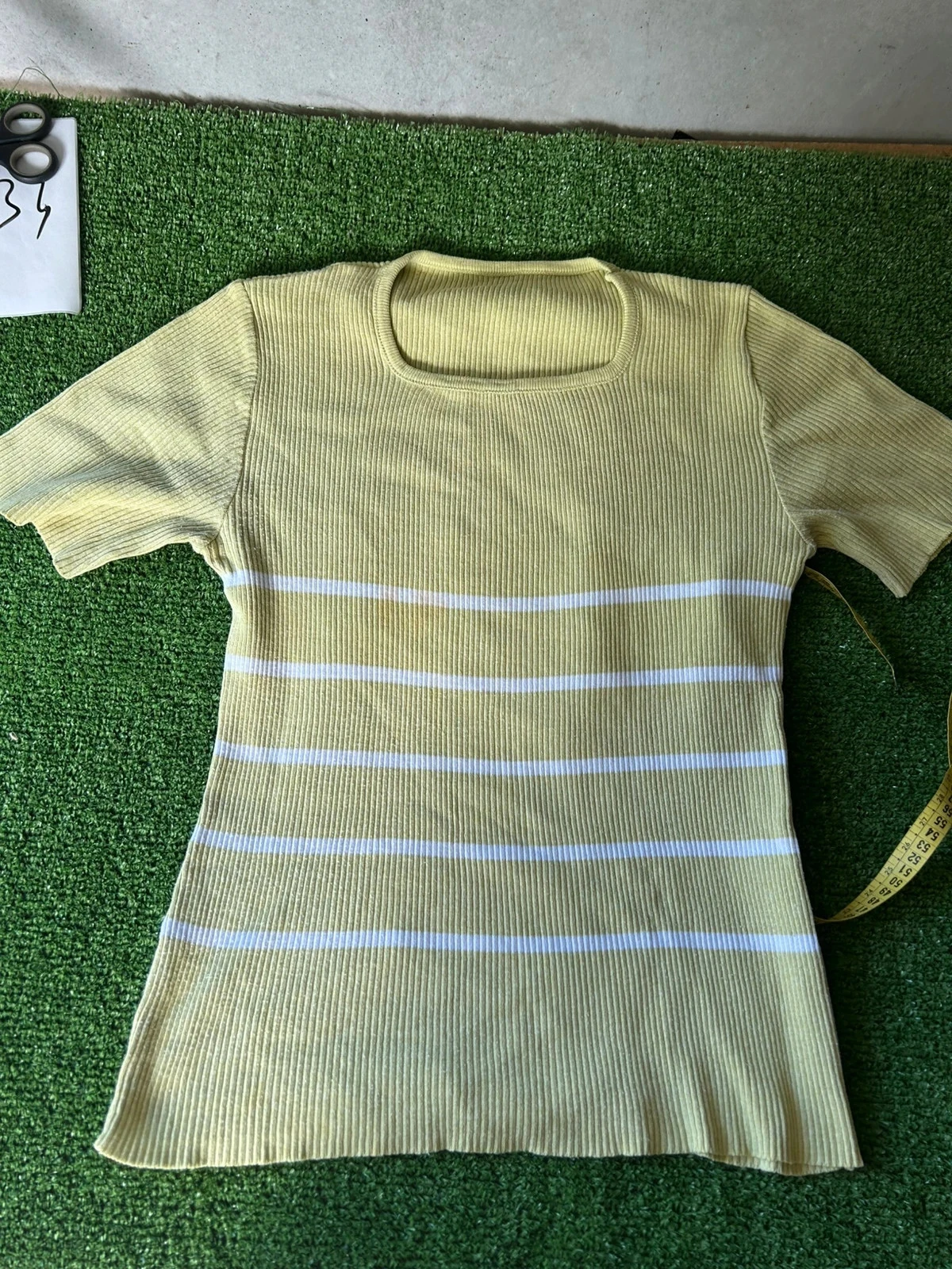 Camiseta verde manzana con rayas blancas – photo 2